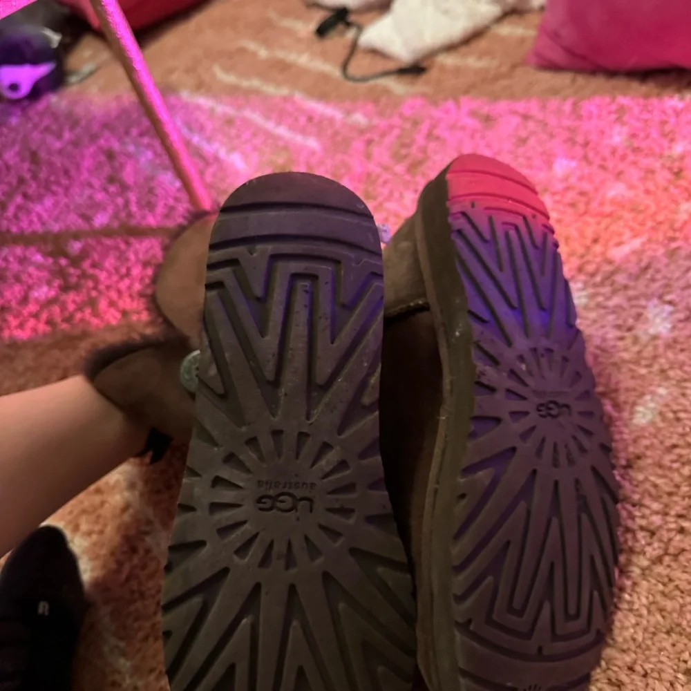 Ugg - Picture 2 of 4